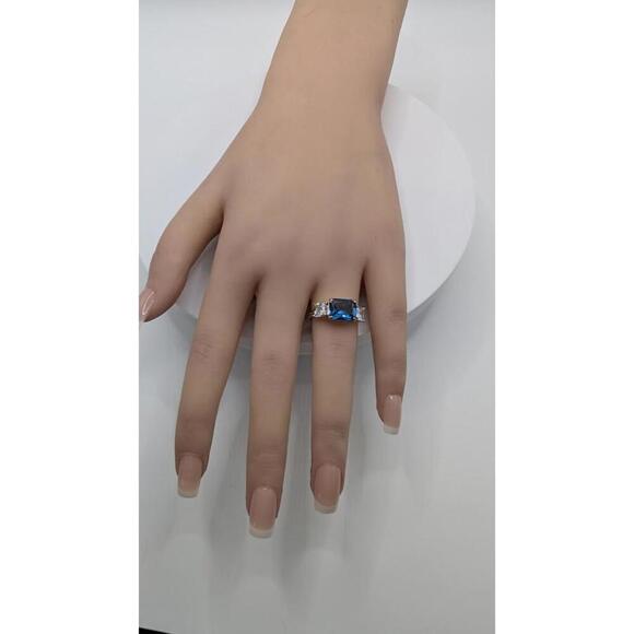 Elegant Blue Gemstone Ring with Side Stones Size 7 - Picture 2 of 9